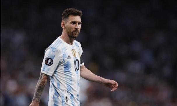 小孩试戴金镯被索赔千元顾客发声：店员递来时未提示和协助，最终赔偿100元